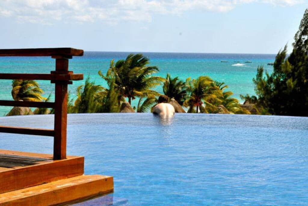 Upper level infinity pool Upper level infinity pool