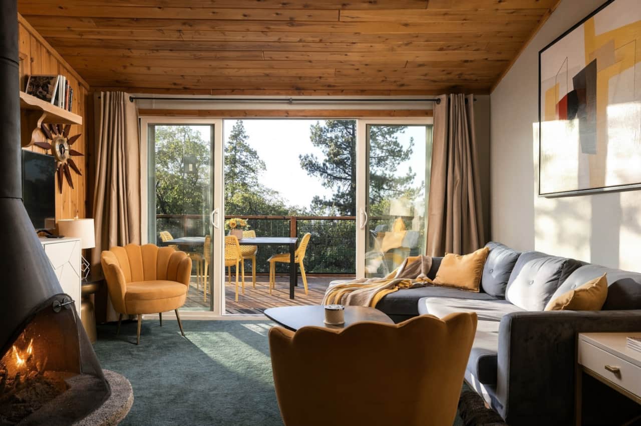 17 1378-lassen-ct-living-01-cozy-cabin-living-room-walk-to-slopes-big-bear-big-bear-vacation-home