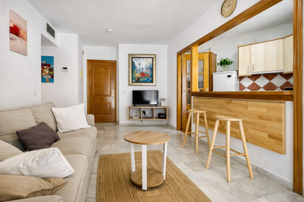 Camera luminosa con bancone per la colazione. Camera luminosa con bancone per la colazione.