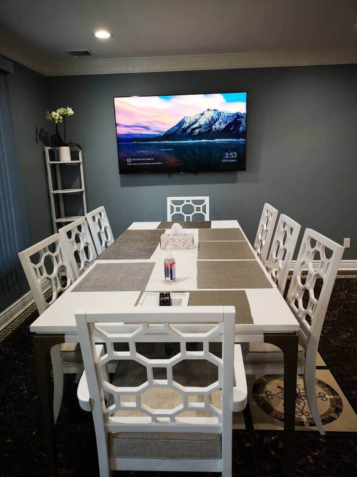 Shared dinning table