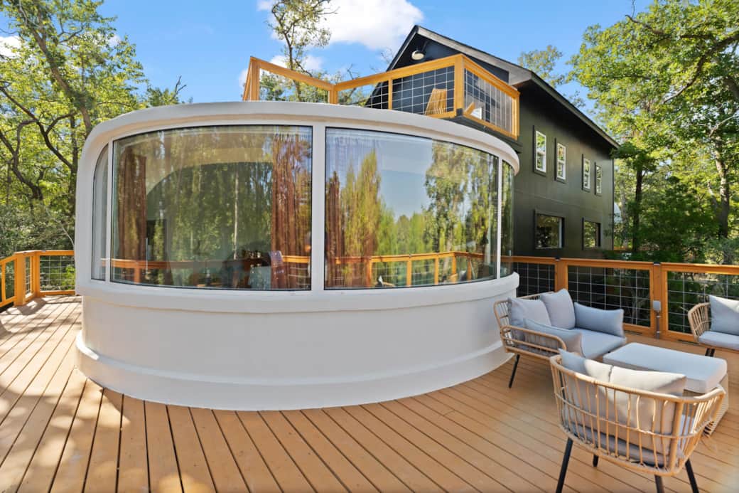 The views from this unit are unbelievable, the curved glass windows give you a wide angle view of th