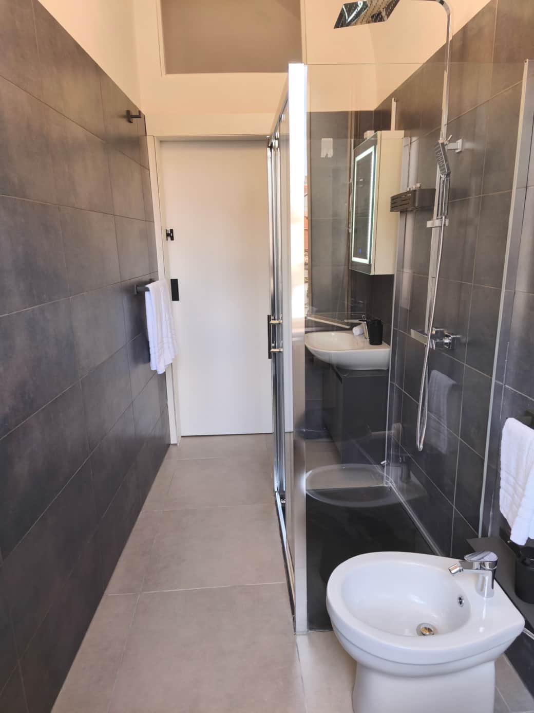 Modernes Badezimmer mit Regendusche bei Agli Archi Eco House in Chieti.