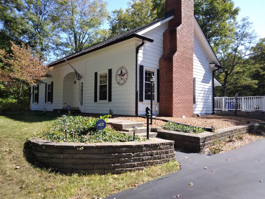 Mt Summit Lake Lodge sits on five acres with plenty of private spaces to relax and rejuvinate Mt Summit Lake Lodge sits on five acres with plenty of private spaces to relax and rejuvinate