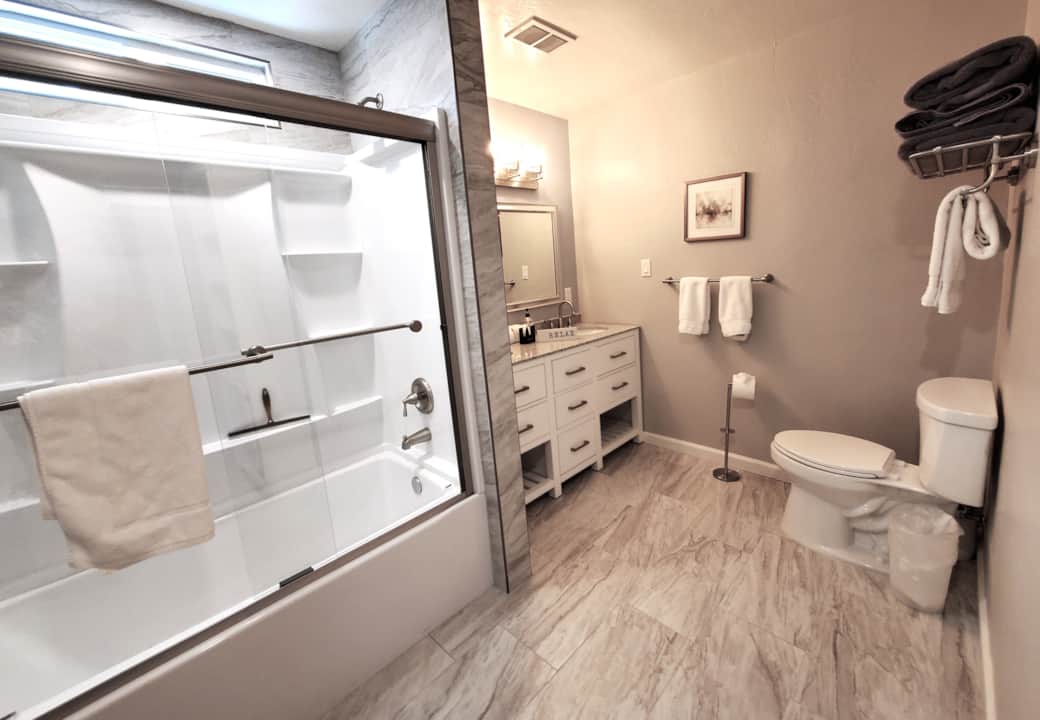 Oversize Guest Bath with Tub/Shower