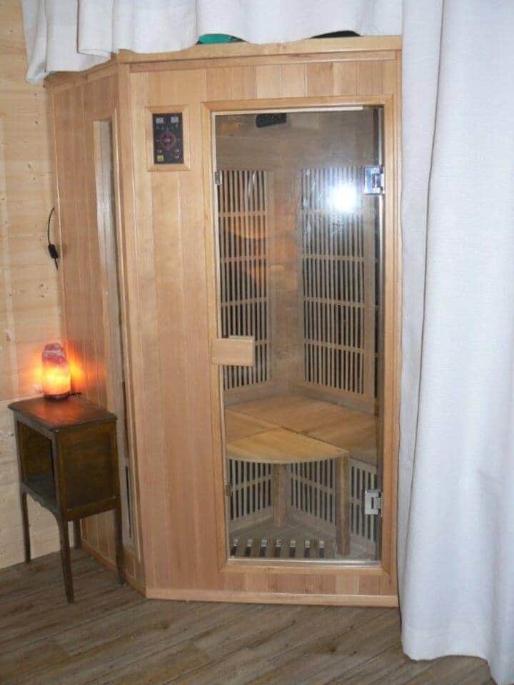 Sauna électrique dans la chambre Zen avec lampe en pierre de sel pour une ambiance relaxante Sauna électrique dans la chambre Zen avec lampe en pierre de sel pour une ambiance relaxante