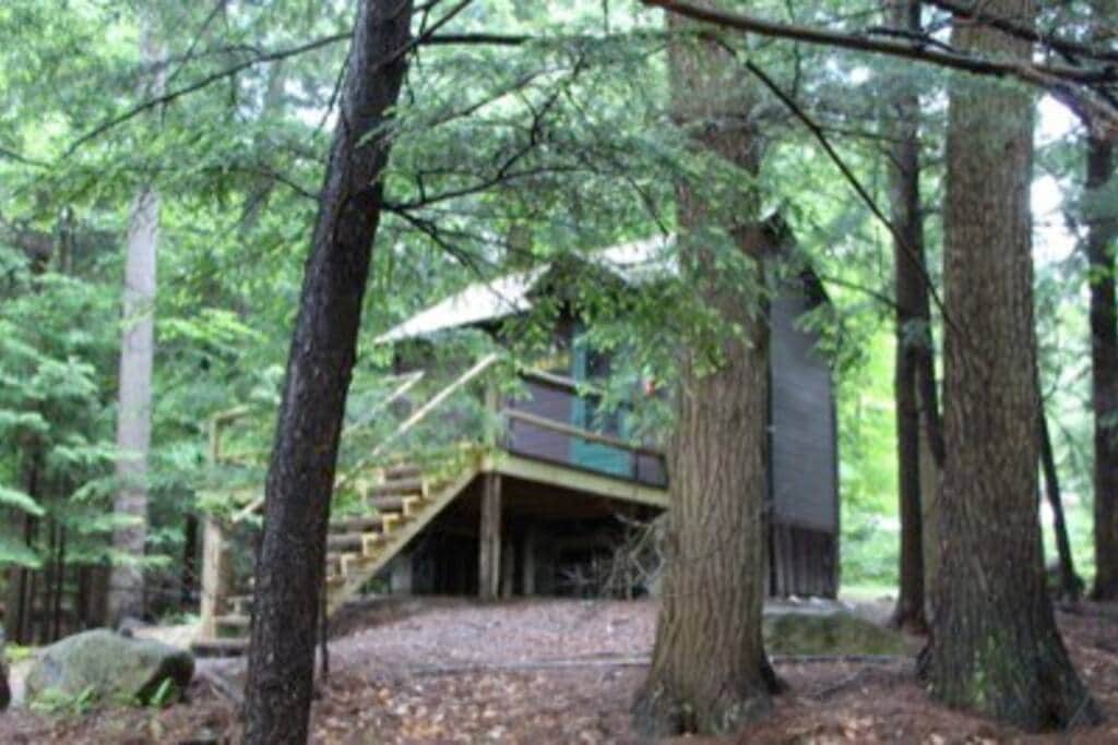 Camp Melissa small cute cabin with deck Pet Friendly in Saranac Lake