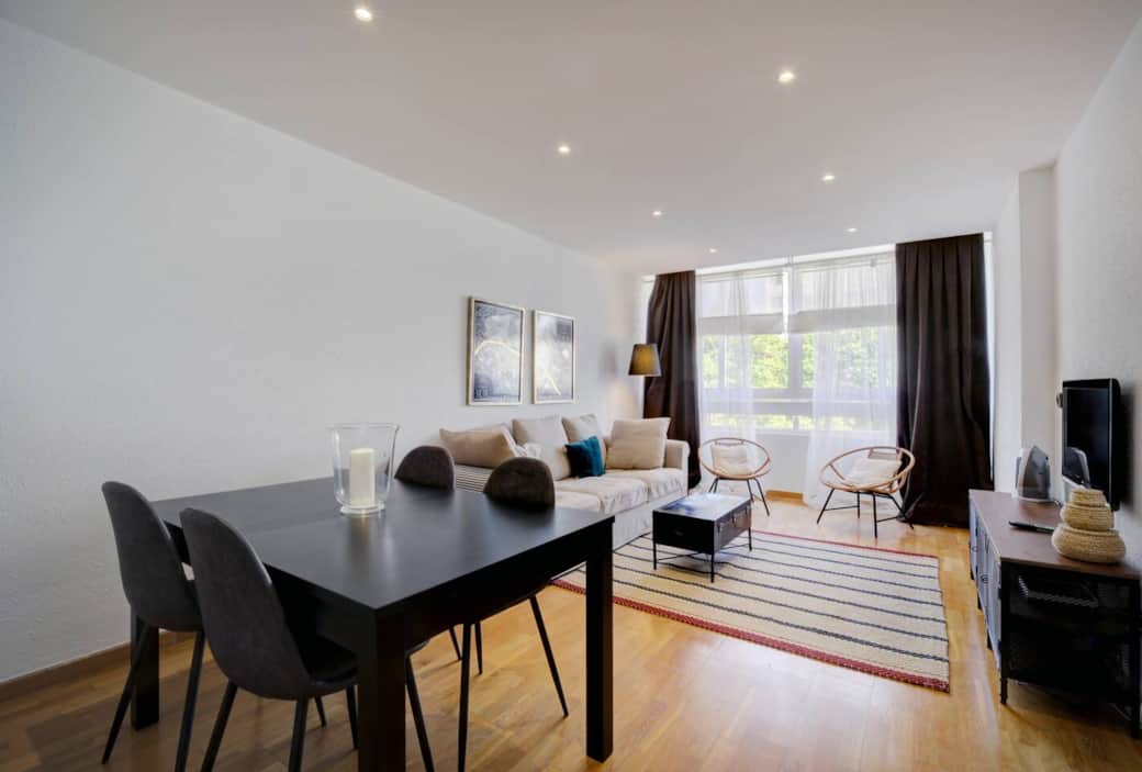 Salón comedor, es una estancia muy tranquila, amplia y luminosa donde podrás descansar y ver la televisión si lo deseas. Tiene que un ventanal con vistas al parque de la entrada al edificio. 