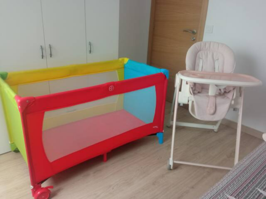 cuna y trona - sillón para familias que viajan con bebé