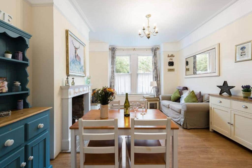 Bikki sitting room