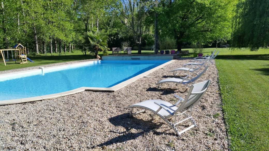 Piscine 14 X 7 et transats
aire de jeux pour enfants