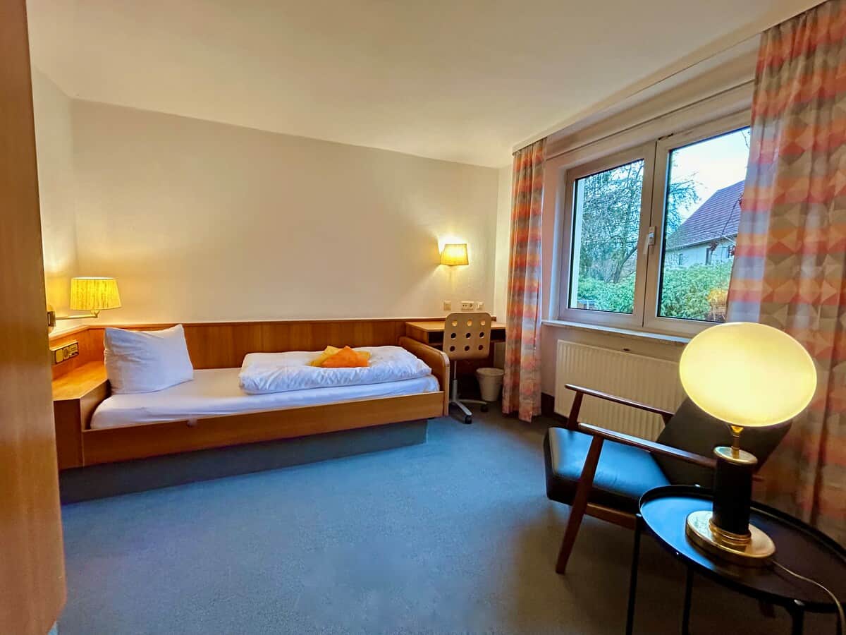 ein helles und ruhiges Zimmer im 1. OG mit eigenem Bad und WC, Arbeitsplatz und schnellem W-Lan
