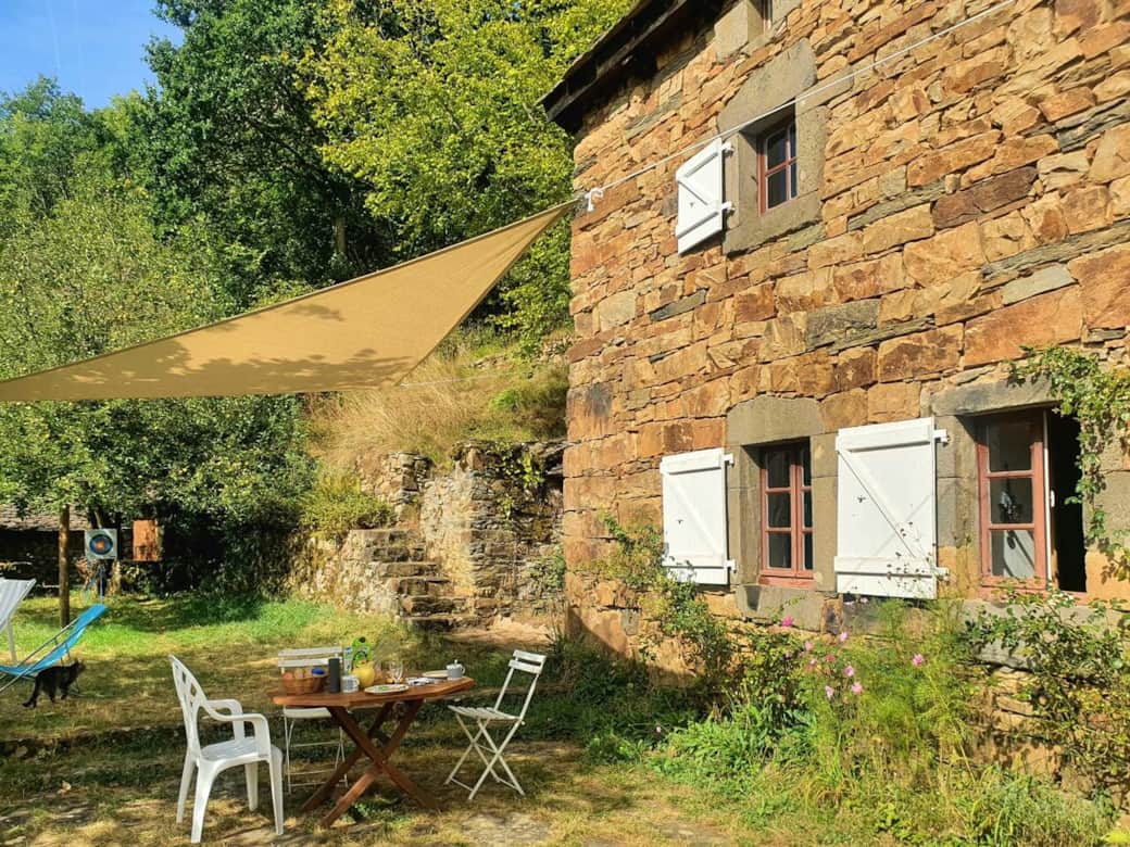 Terrasse avec mobilier de jardin et petit coin d'ombre