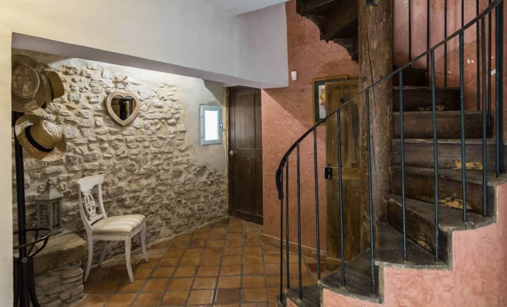 Zone d'entrée avec l'escalier en colimaçon d'origine (très étroit).