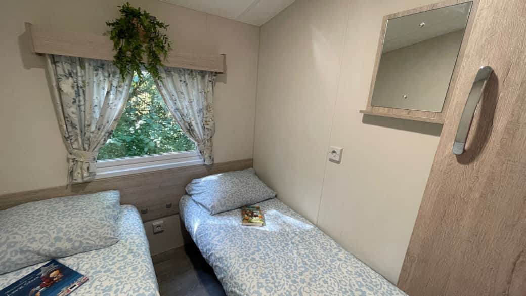 Schlafzimmer mit zwei Einzelbetten