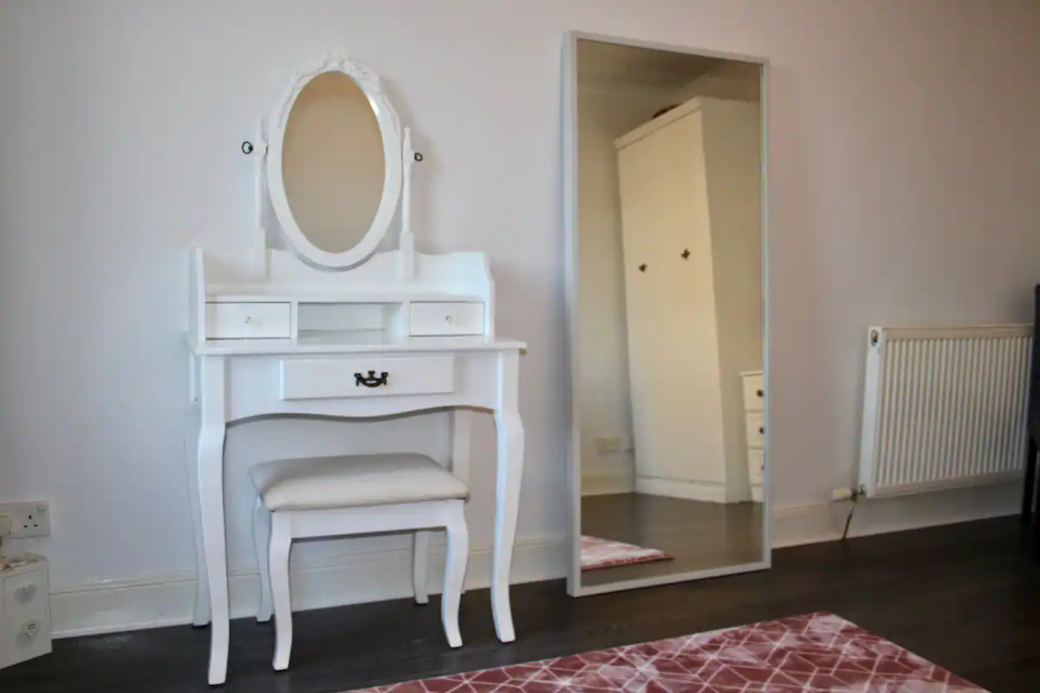 Amazing 2-Bed Home w Private Garden Free Parking (7)