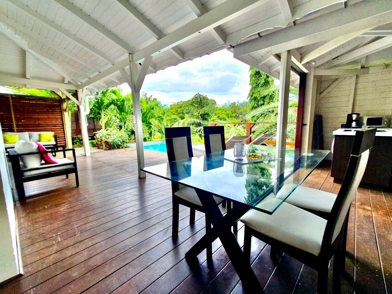 The dining area of Villa Les Alizés (4 people)