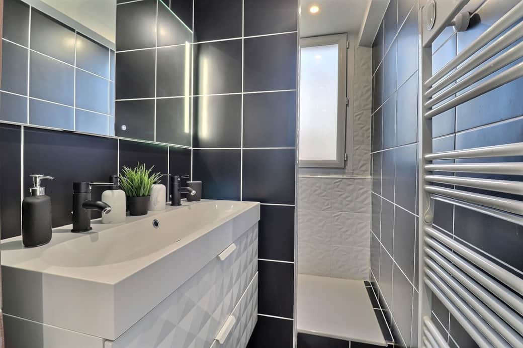 Salle de bain, lavabo, douche