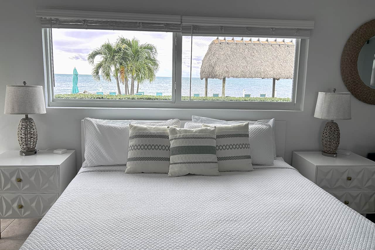 Unit #30 - One King size bed. Clean linens upon guest arrival.