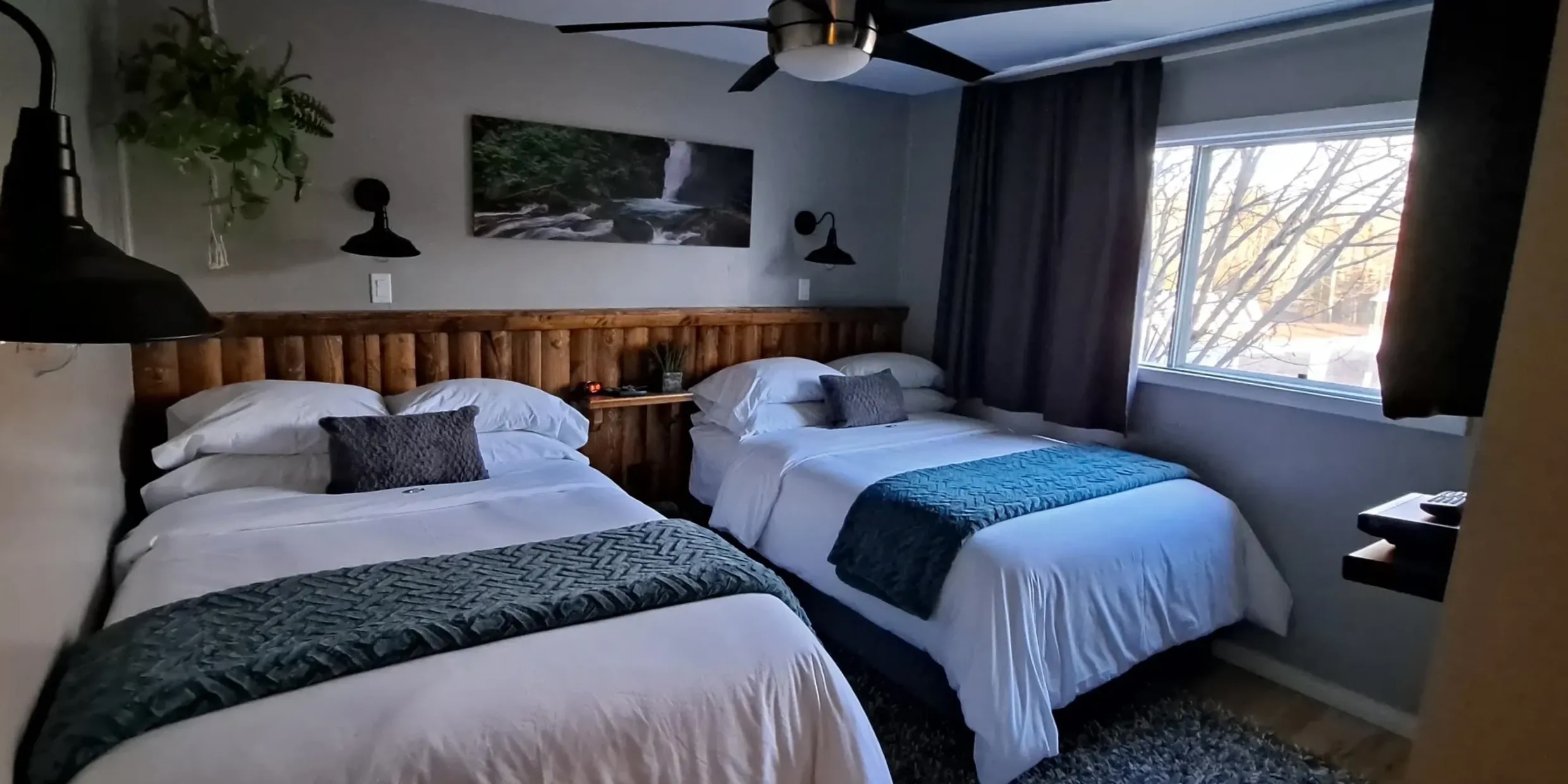 Coal River Getaway: Two Double Beds & Restaurant