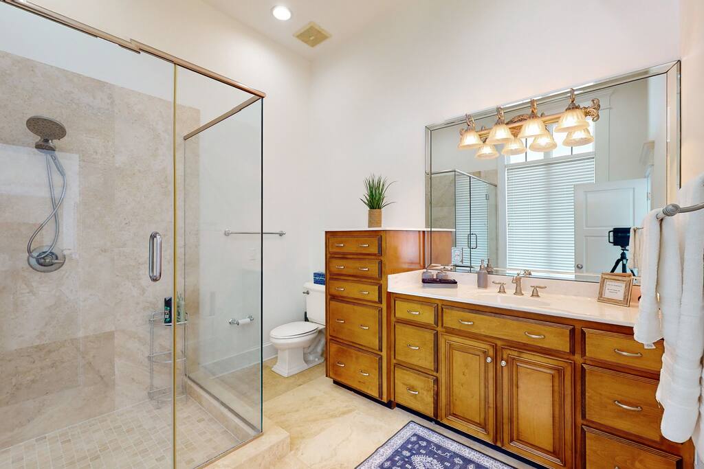 Master Bath 1 Ensuite - second floor