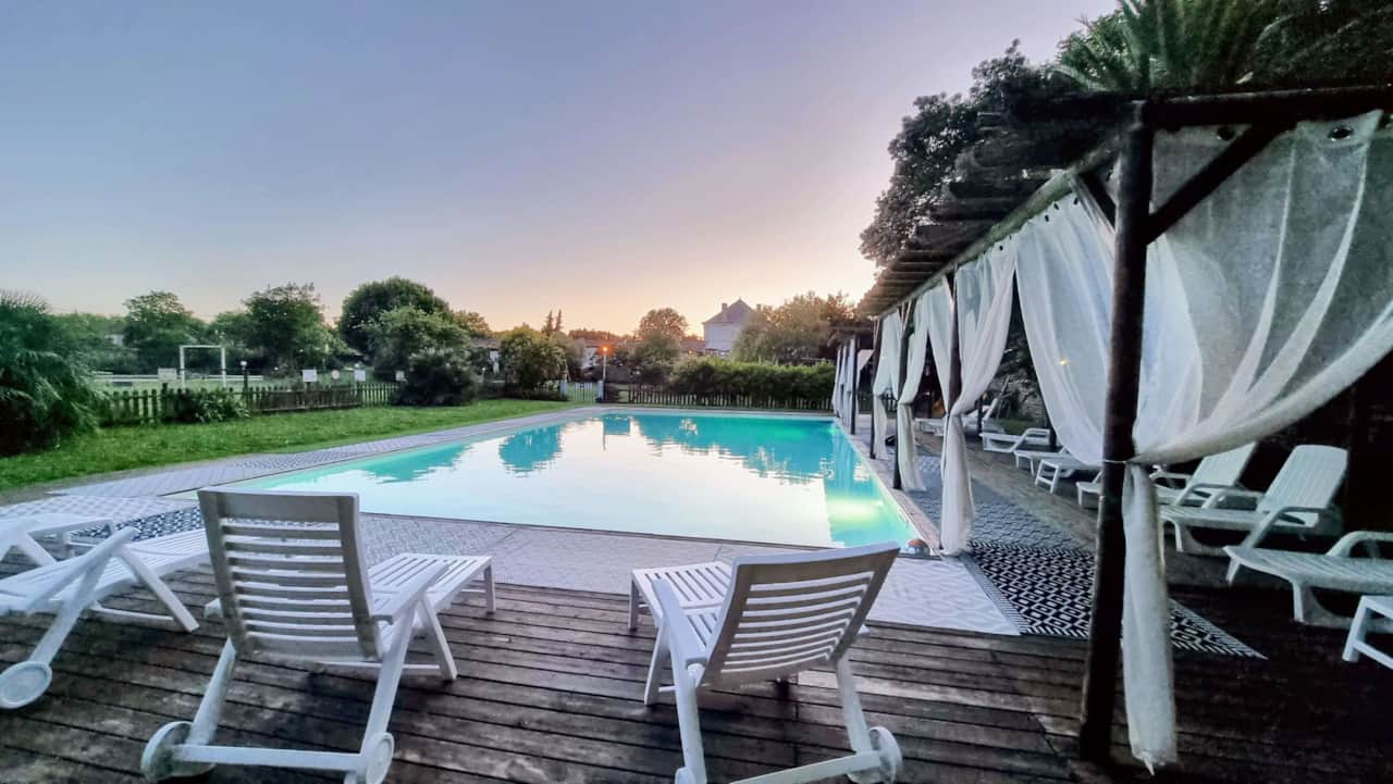 Piscine partagée au coucher du soleil