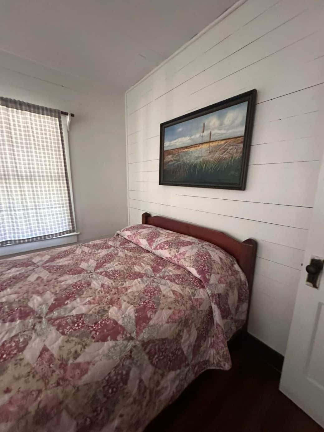 cabin-bedroom-queen-bed-rustic-decor-arkansas.jpg