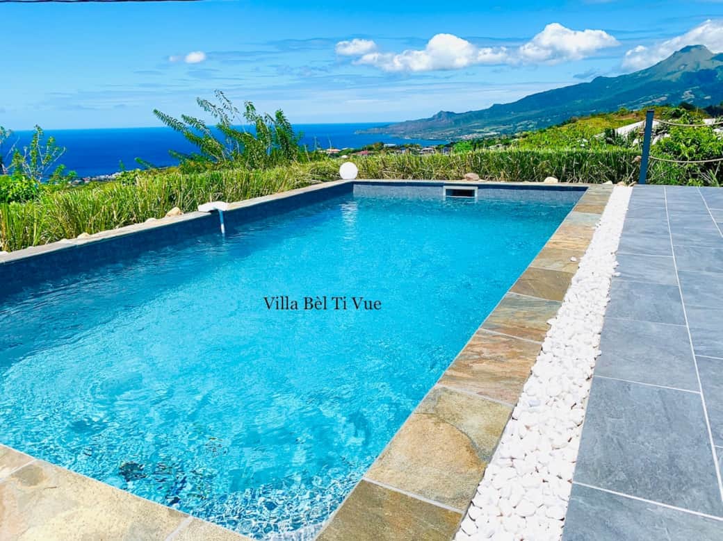 Détendez-vous dans cette belle piscine et admirez la vue imprenable. 