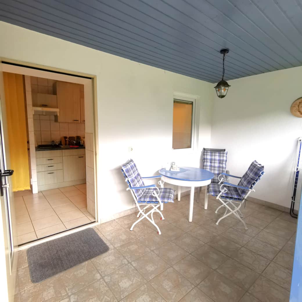 Von der Terrasse gelangt man direkt in die kleine offene Küche