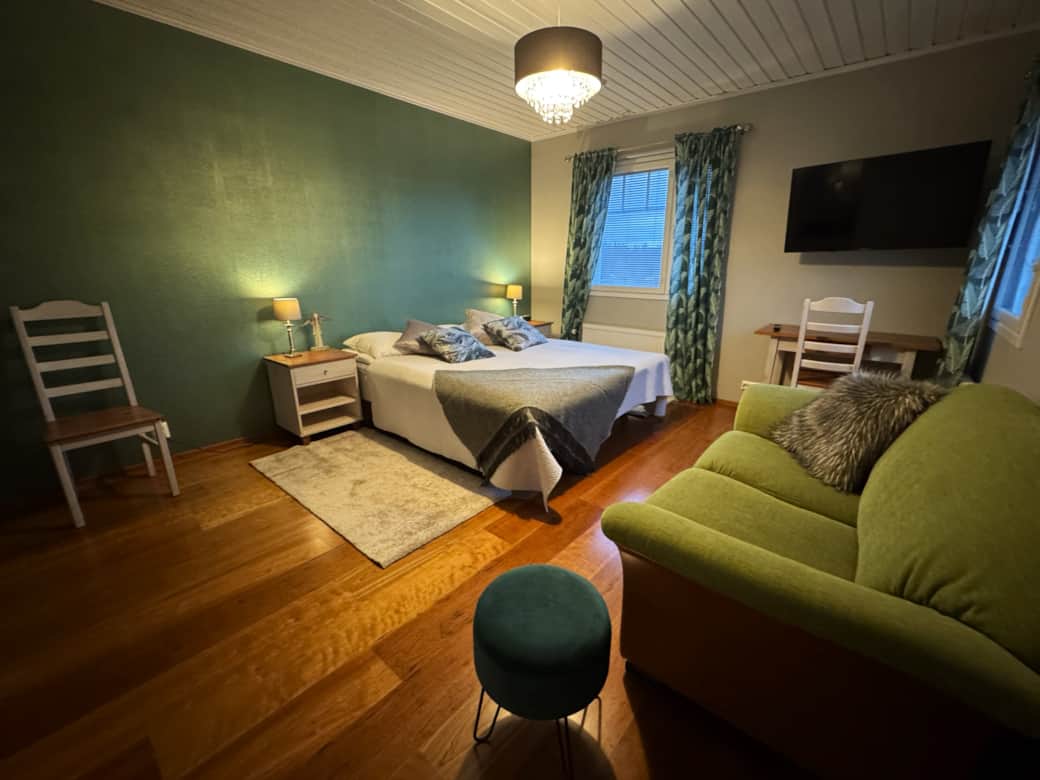 Hirvi room with two single beds has view both to the fells and the lake.