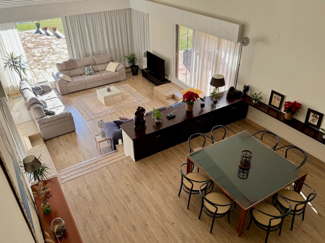 Vista del salón de la primera planta desde la segunda planta - Can Guixera