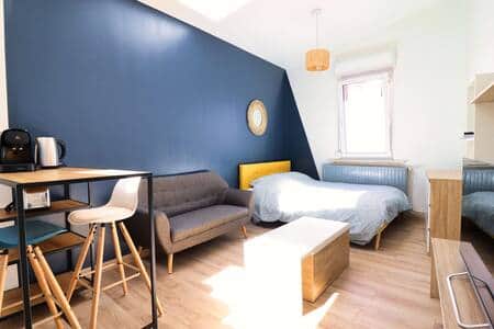 Bel espace salon avec TV connectée, puis de lumière

Lit double 140X200 et commode