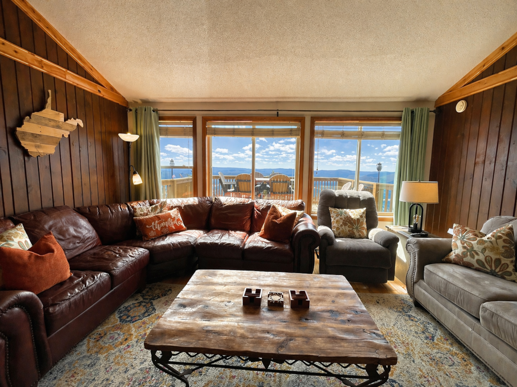 Elevation Vacation Rentals - The Yeti's Den at Land's End