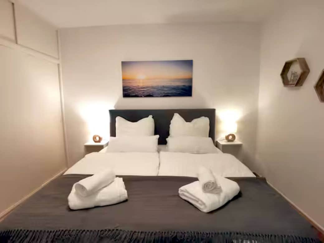 Entspanne in einem gemütlichen Boxspringbett von 180x200cm und genieße die ruhige Atmosphäre – perfekt für erholsame Nächte.
2 große Einbauschränke bieten zusätzlich genug Ablageräume.