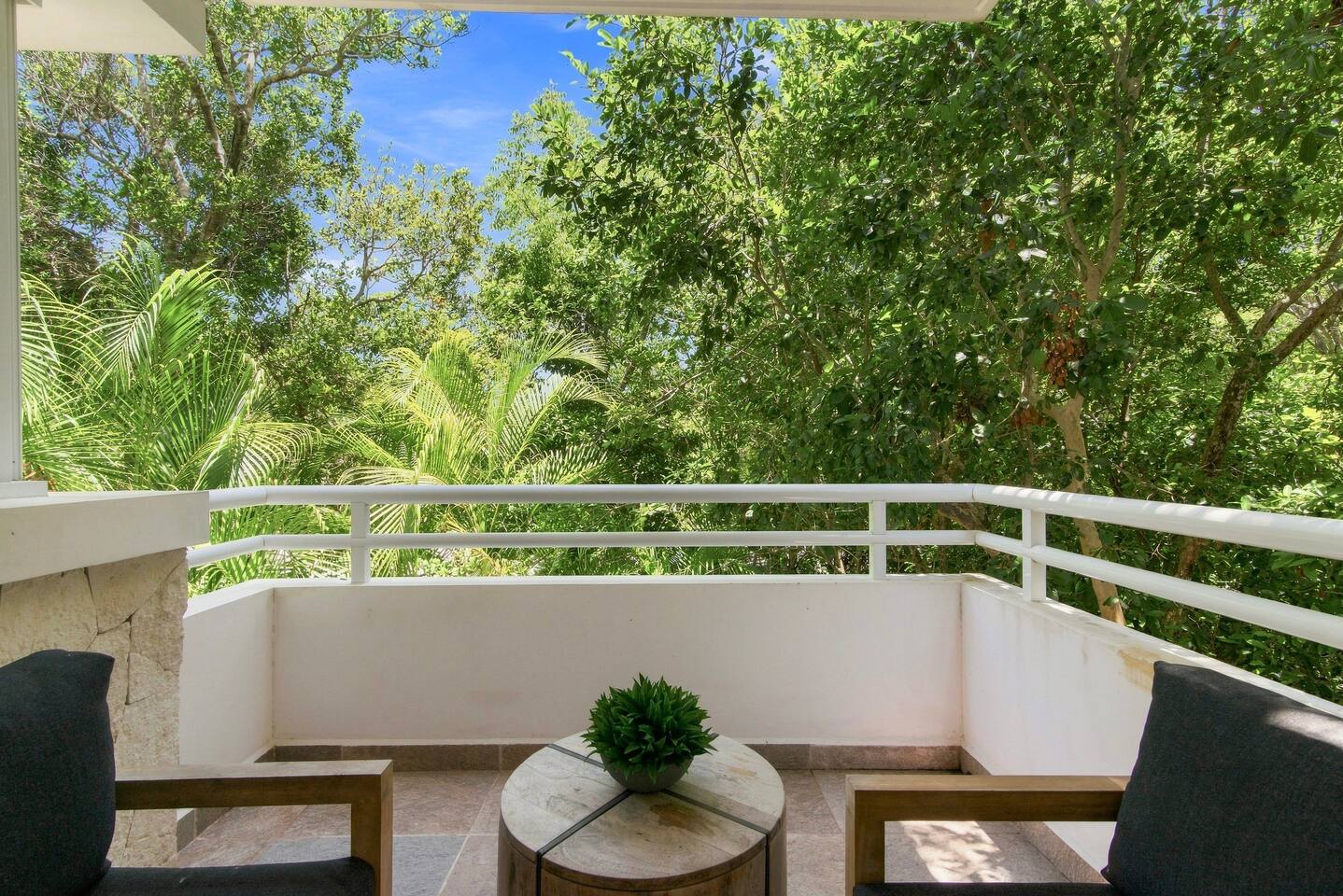 Disfrute de su café matutino o relájese con una bebida por la noche en su balcón privado. Cómodos asientos para dos y exuberantes vistas a la vegetación hacen de este un lugar tranquilo para relajarse y disfrutar del entorno tropical.