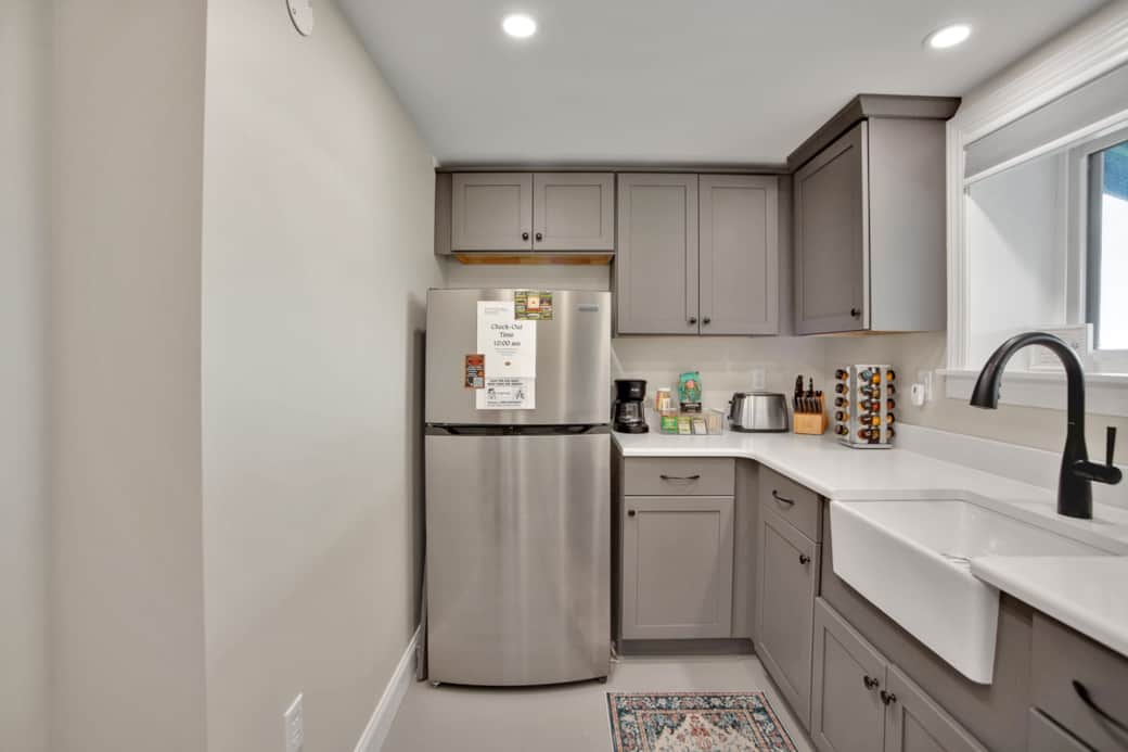 Raven Feather Retreat - Unit 3 - kitchenette