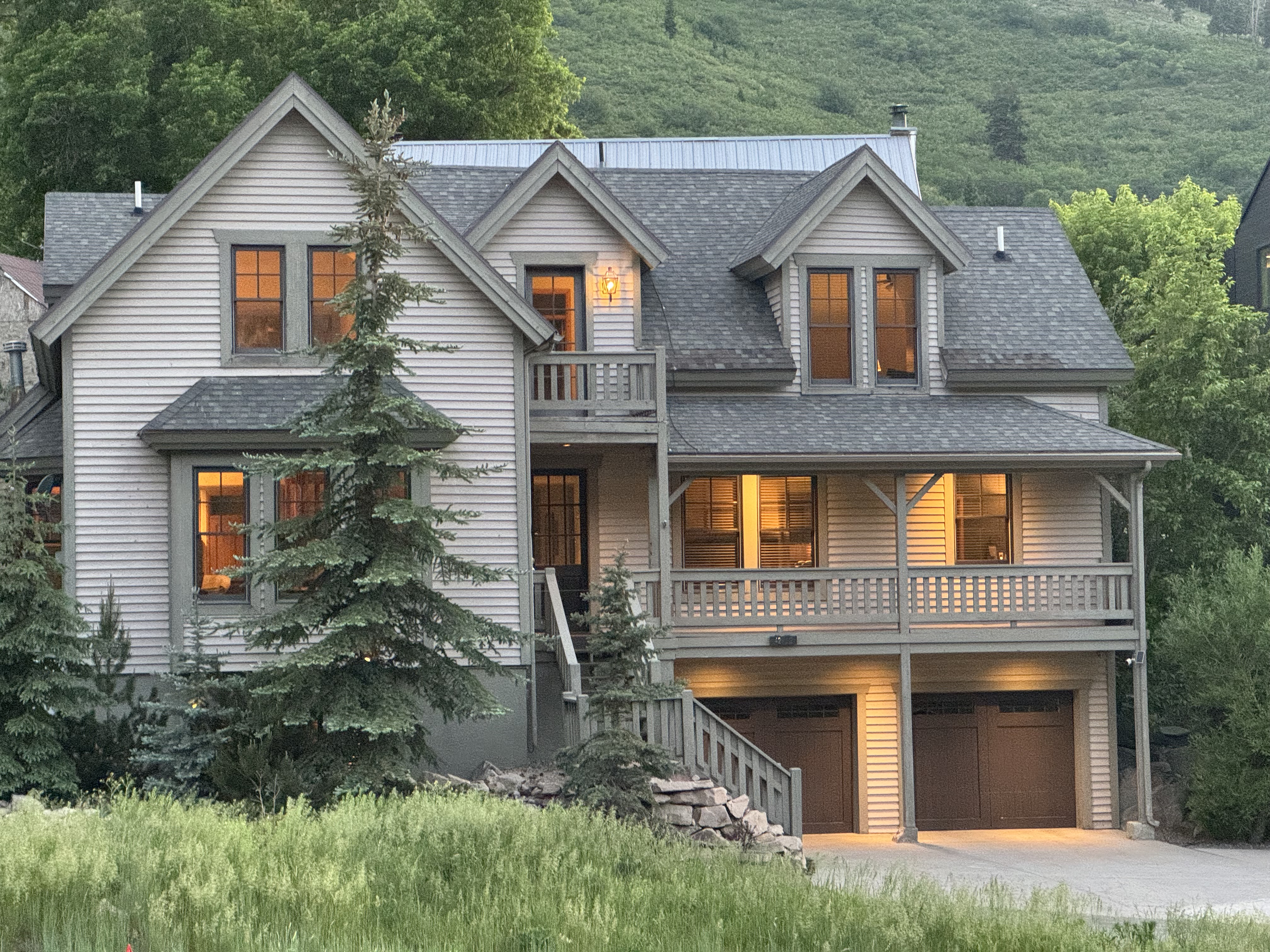 5 BR Private Home Walk to Main St Hot Tub