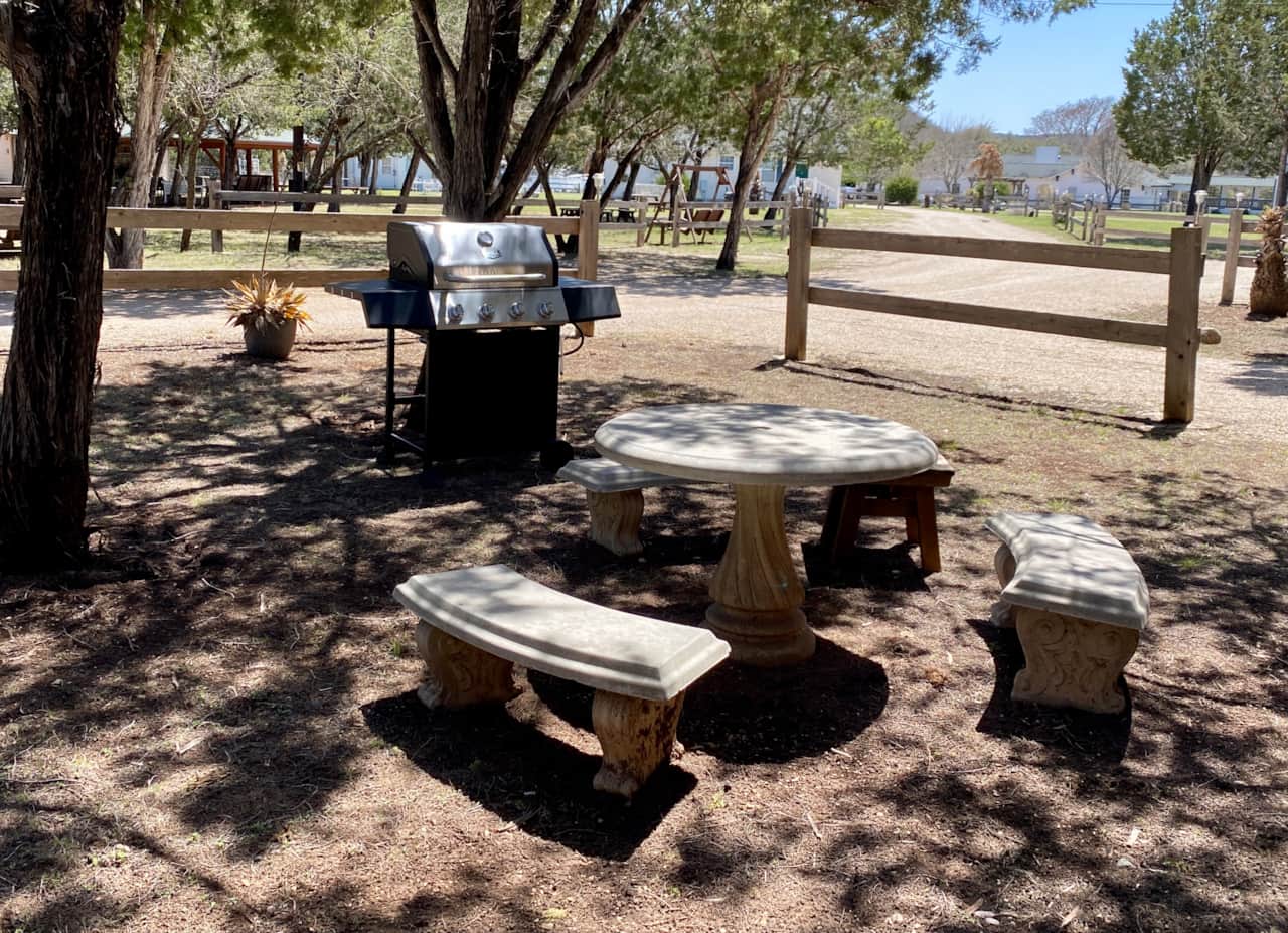 Casa Blanca's Cabin A - Patio & Gas Grill