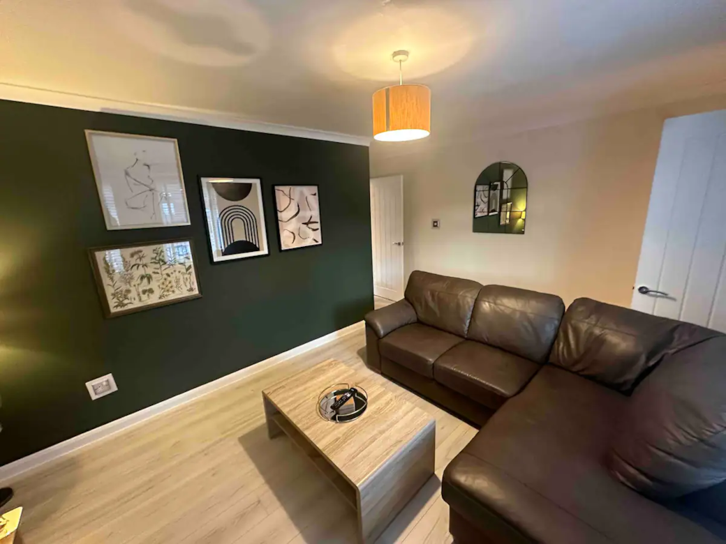 Stylish 2-Bed House Private Driveway (12)