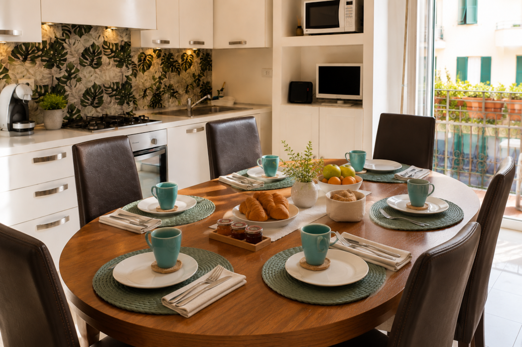 Zona pranzo apparecchiata per sei ospiti Zona pranzo apparecchiata per sei ospiti