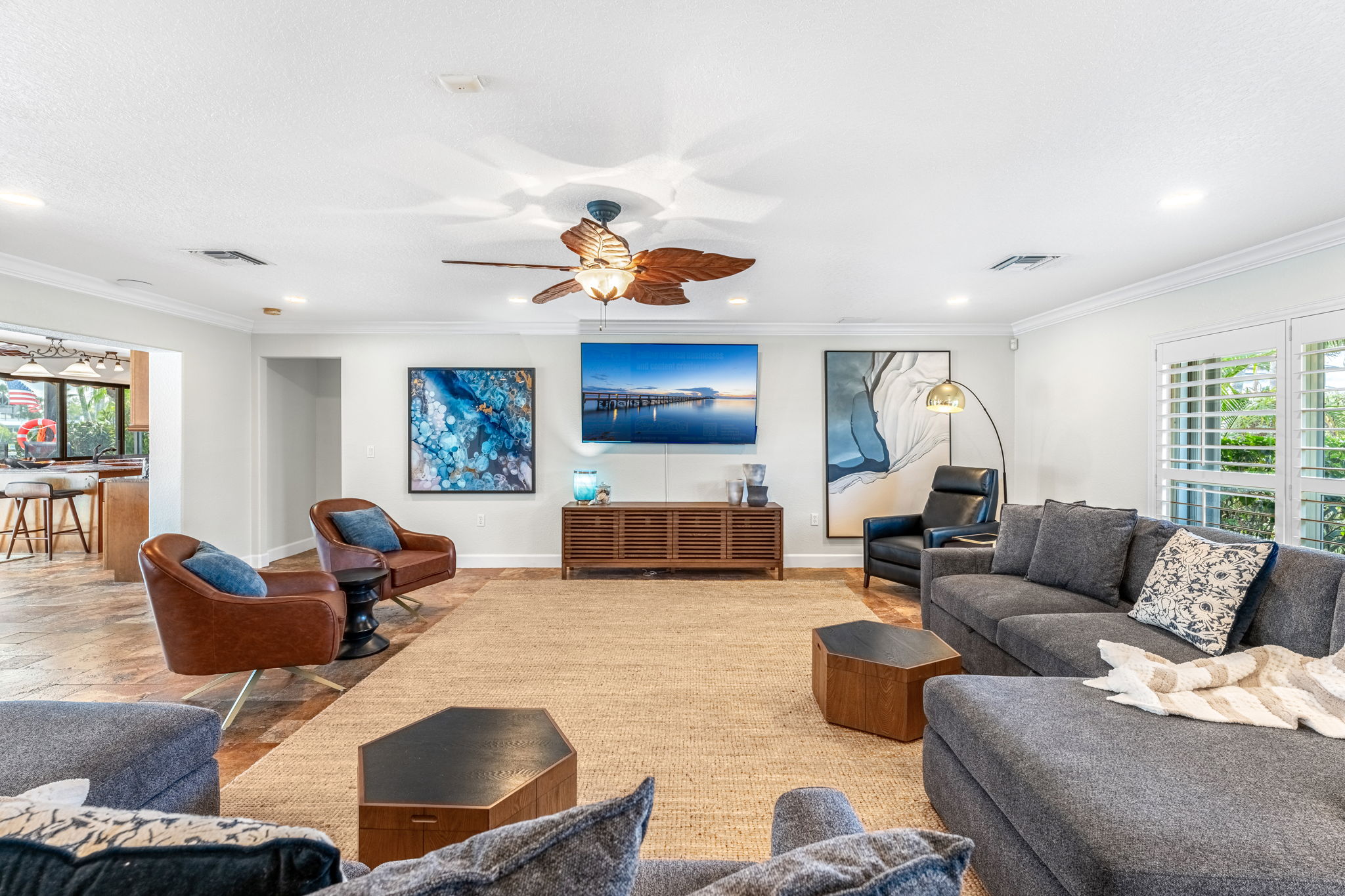 Ample living room, perfect for relaxing, entertaining or unwinding after a sunny day.