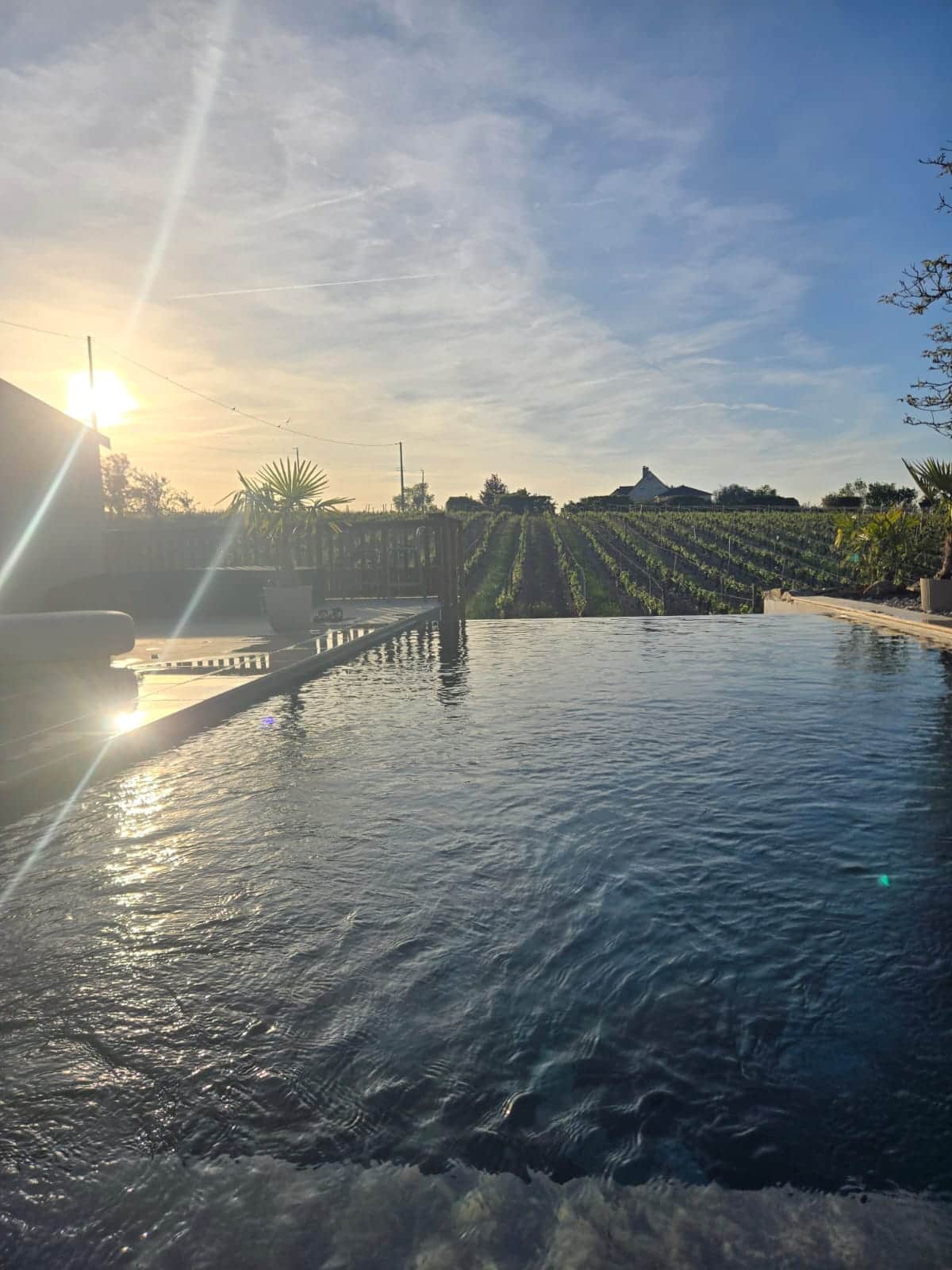 Piscine à débordement vue vignes