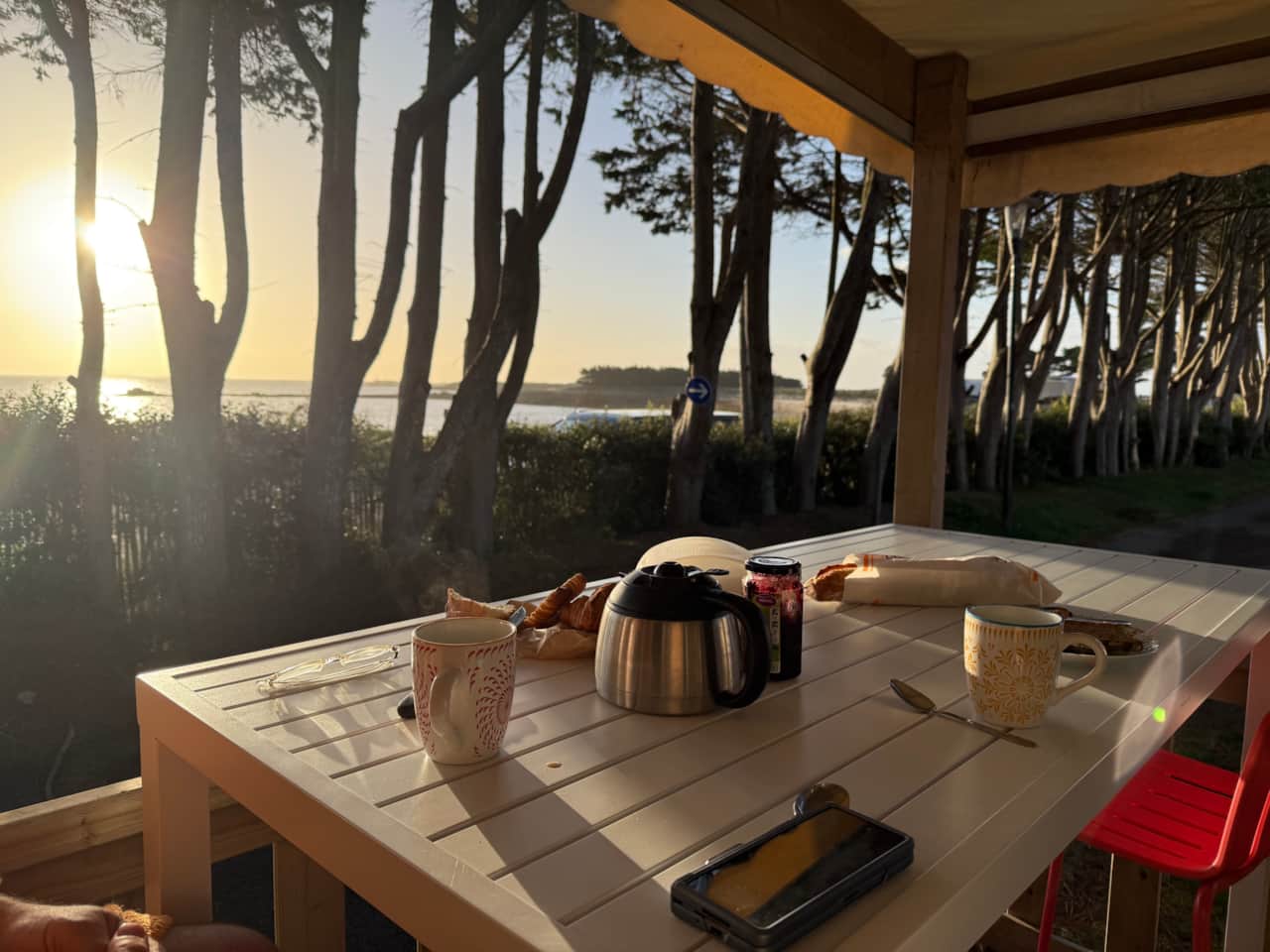 Petit déjeuner face à la mer et le lever du soleil, le bonheur !