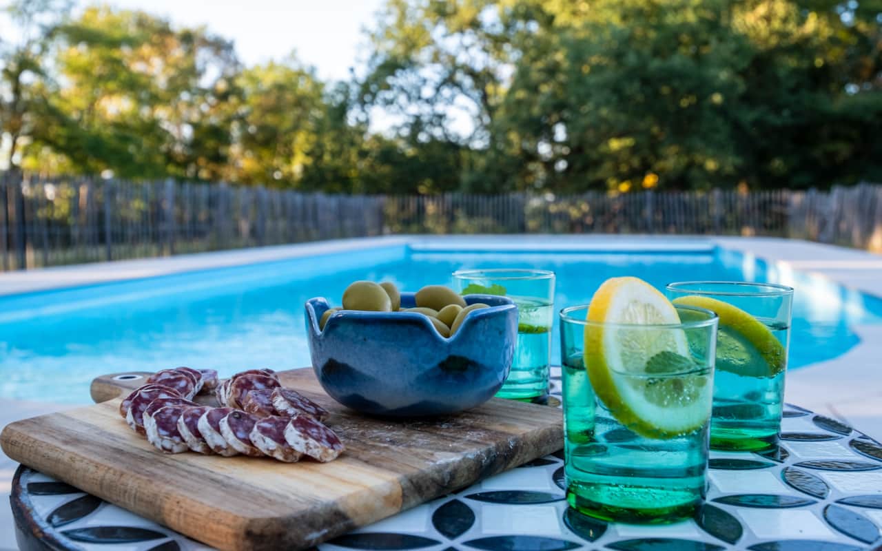 Profitez de pauses gourmandes ou d’un apéritif au bord de la piscine.