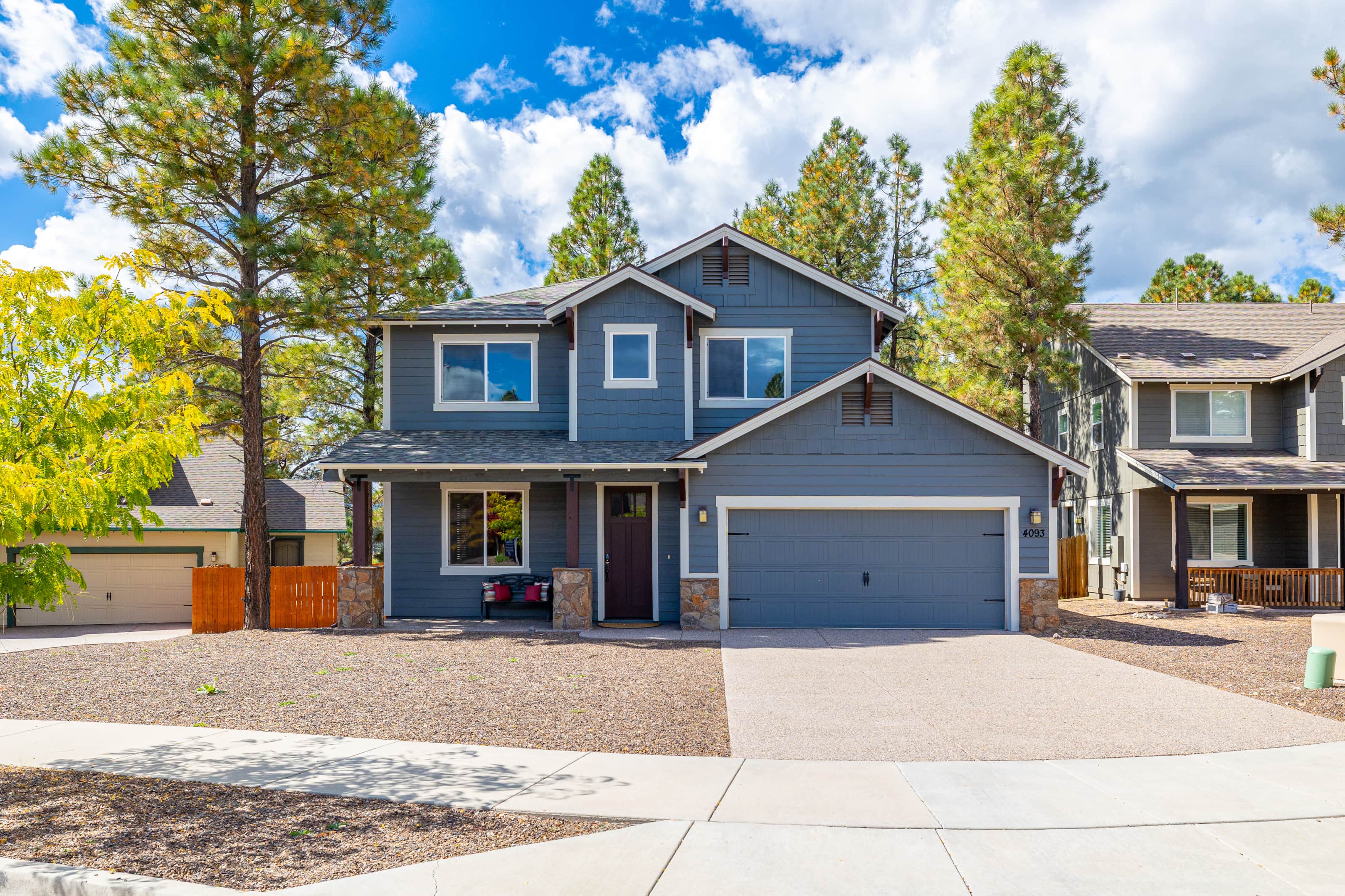 The Great Escape - Large treed backyard with gas firepit. AC