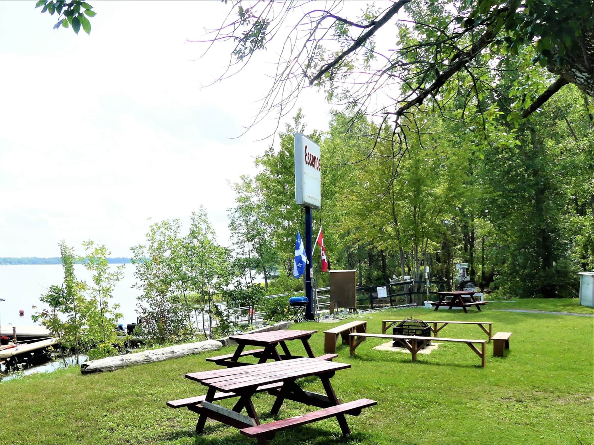 Tables de pique-nique avec vue sur la rivière richelieu à quelques minutes de marche