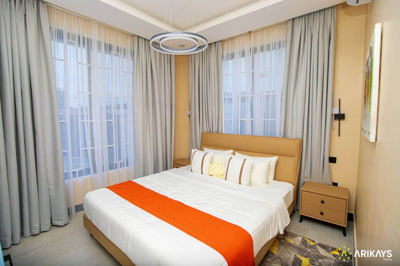 Master bedroom, king size bed