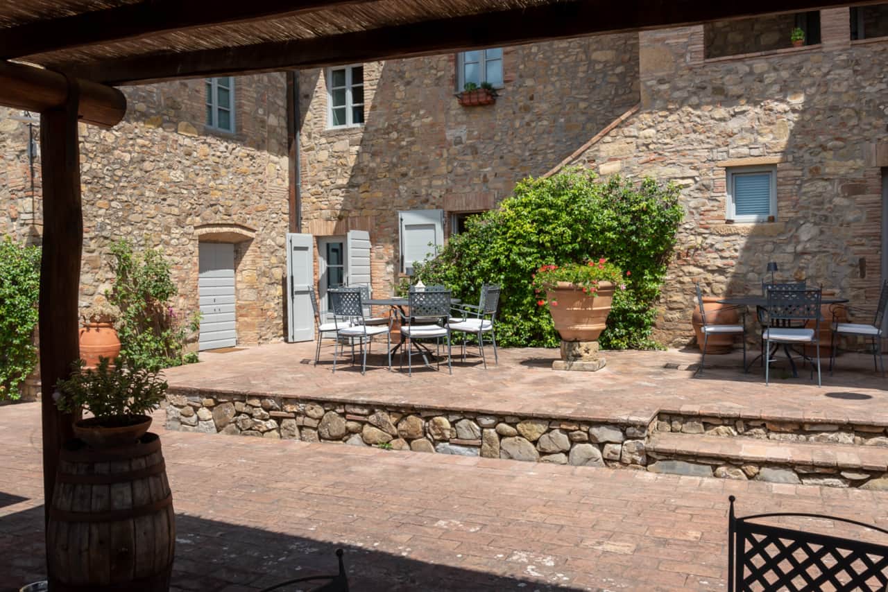 La cour centrale avec des chaises et des tables exclusives pour chaque appartement