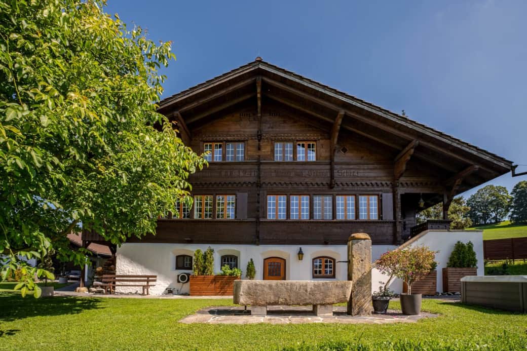 Our large and secluded fully private estate, situated amidst picturesque farmland and surrounded by natural beauty, offers unparalleled privacy and tranquility. Enjoy breathtaking mountain views from the comfort of your private accommodations.