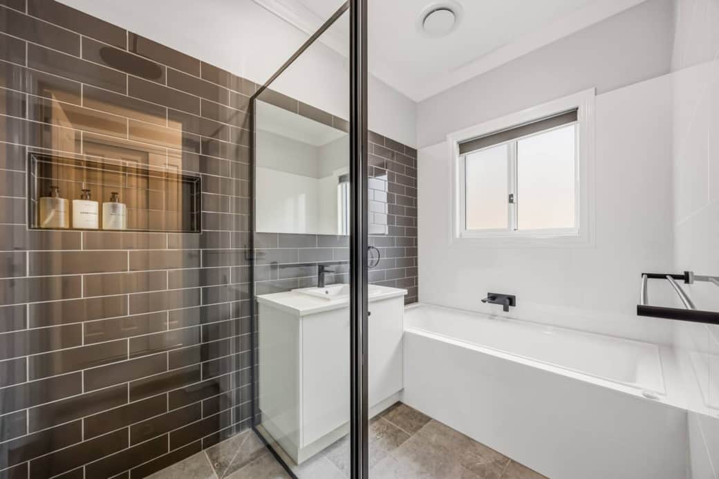 Main Bathroom with full size Bath