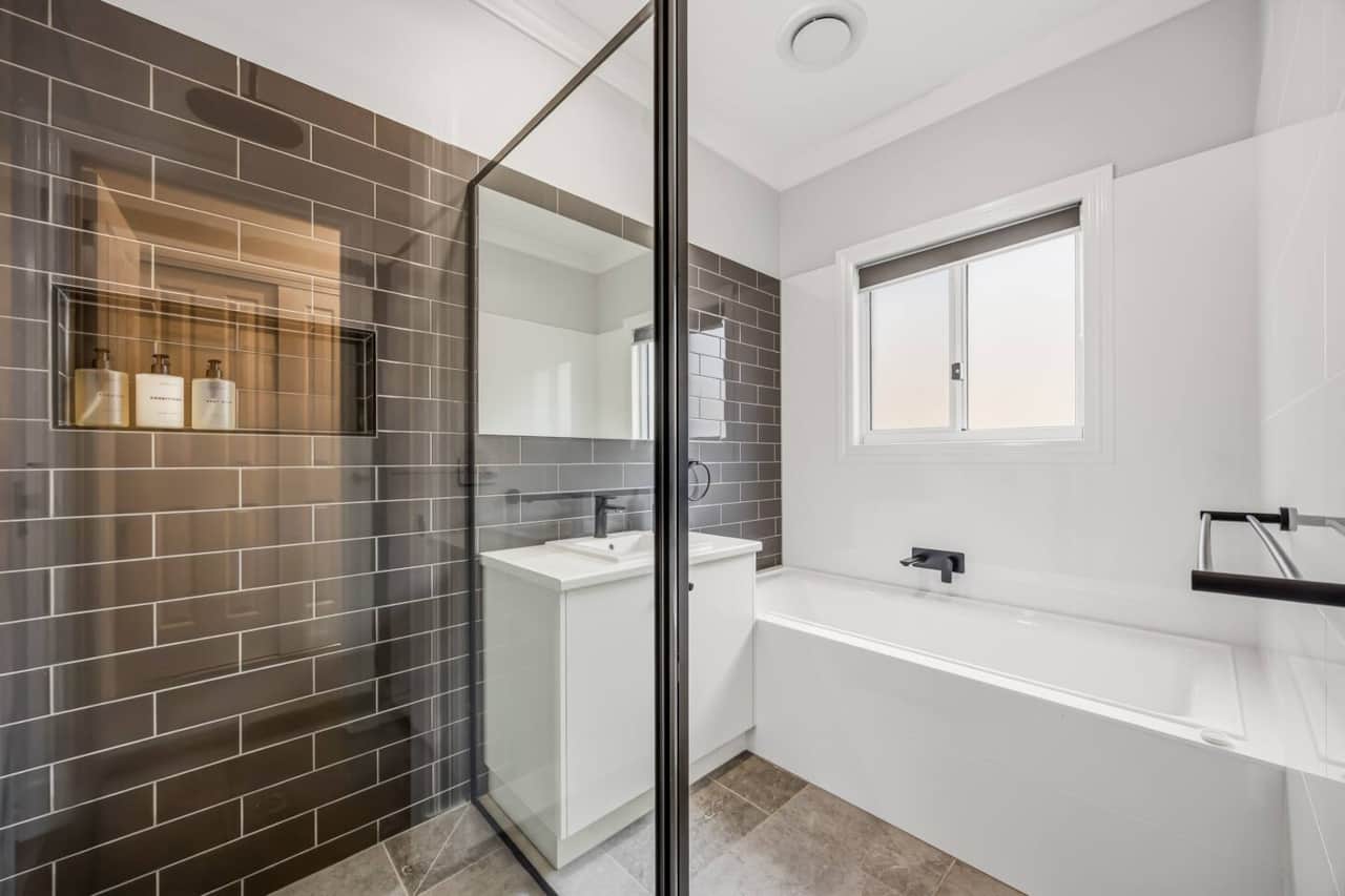 Main Bathroom with full size Bath